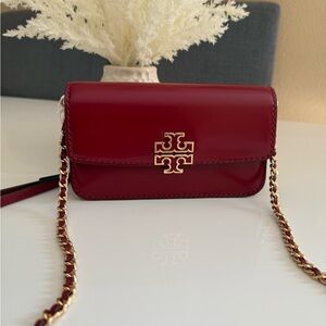 NWT. TORY BURCH BRITTEN SMOOTH CHAIN
WALLET W. WRISTLET CROSSBODY BARTLETT RED